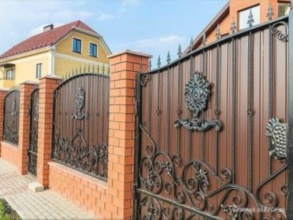 Кирпичный забор с ковкой  150 метров фото в Оболенске